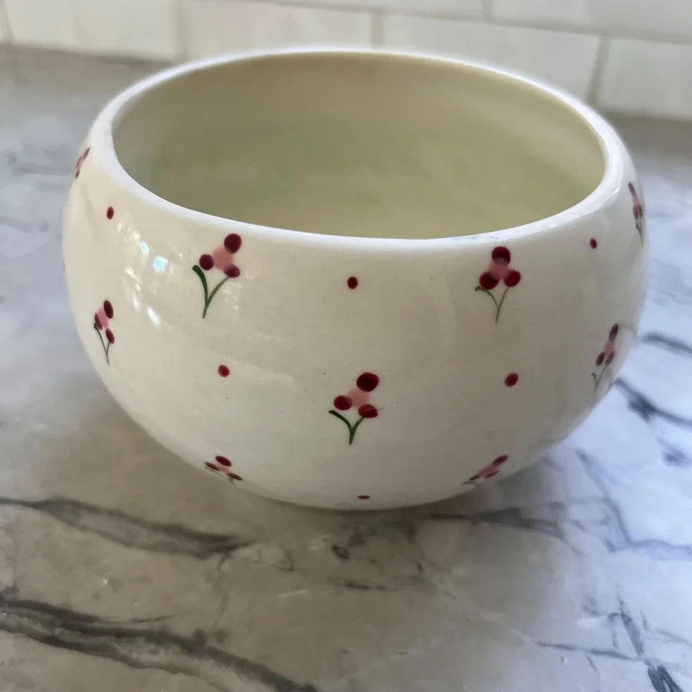 Sweet‎ handpainted floral cache pot